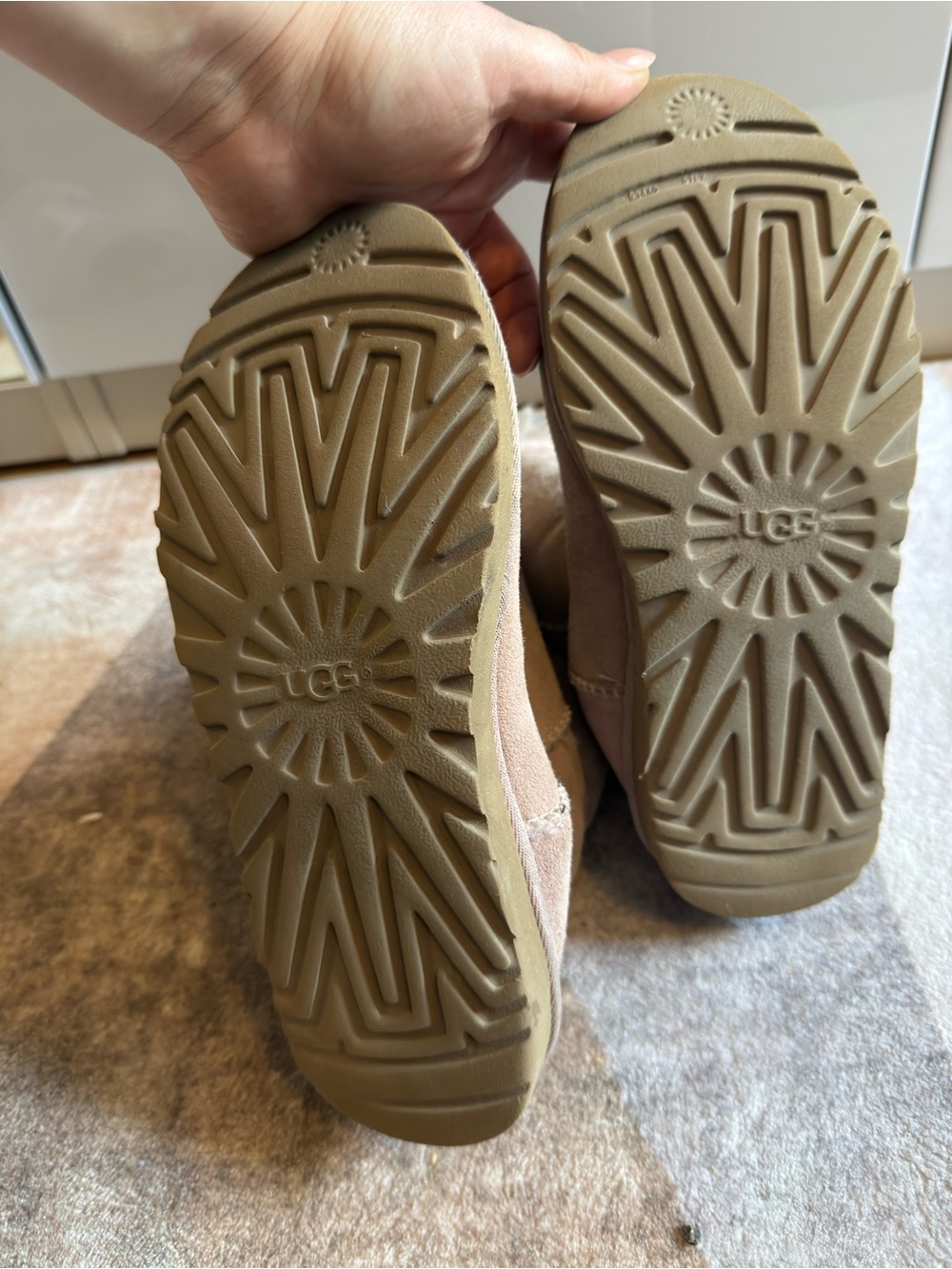 UGGS - Picture 4 of 6